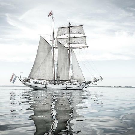 Segelschiff J.R. Tolkien Hotel Хамбург Екстериор снимка