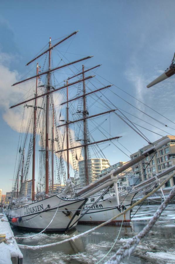 Segelschiff J.R. Tolkien Hotel Хамбург Екстериор снимка