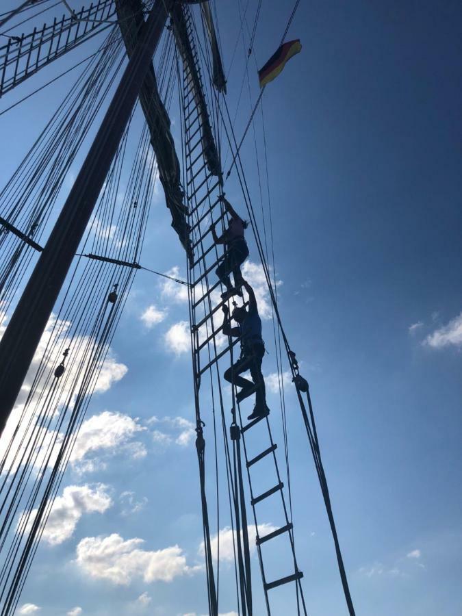 Segelschiff J.R. Tolkien Hotel Хамбург Екстериор снимка